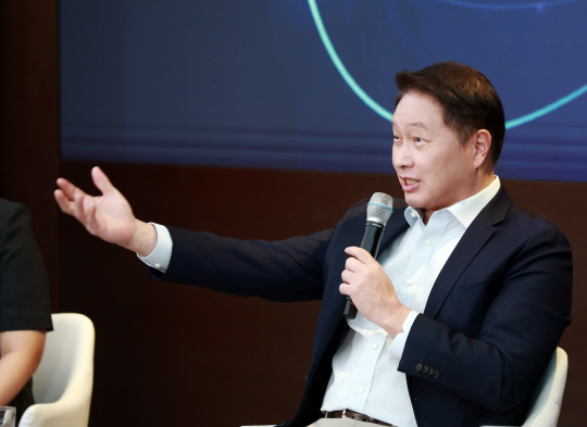 최태원 SK그룹 회장이 지난 21일 서울 SK서린사옥에서 열린 '이천포럼 2024' 폐막 세션에서 마무리 발언을 하고 있다. SK 제공